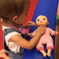 Thais Fersoza mostra Melinda brincando de médico com boneca: 'Eu não aguento'