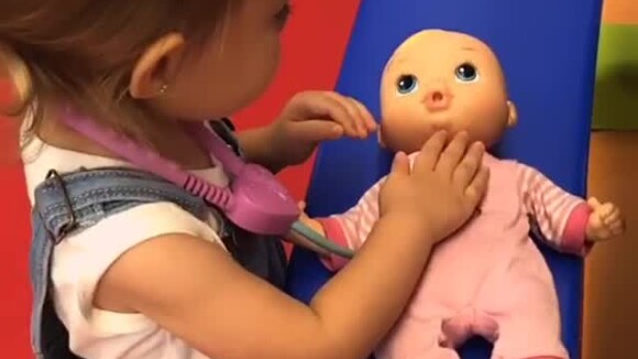 Thais Fersoza mostra Melinda brincando de médico com boneca: 'Eu não aguento'