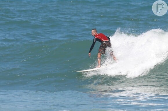 Paulinho Vilhena curtiu a folga das gravações da novela 'Império' praticando o esporte que mais gosta: o surfe