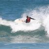 Paulinho Vilhena curtiu a quarta-feira, 10 de setembro de 2014, na Prainha, Zona Oeste do Rio. O ator aproveitou que estava de folga das gravações da novela 'Império' para praticar o esporte que mais gosta: o surfe