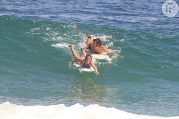Isabella Santoni e Caio Vaz costumam surfar juntos