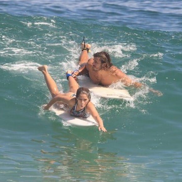 Isabella Santoni e Caio Vaz costumam surfar juntos