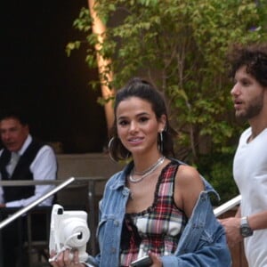 Bruna Marquezine deixou o hotel no fim da tarde para curtir o show de Ivete Sangalo
