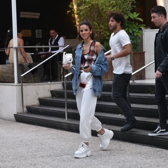 Bruna Marquezine deixou o hotel no fim da tarde para curtir o show de Ivete Sangalo