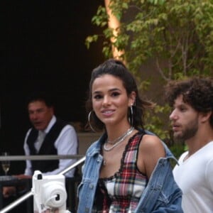 Bruna Marquezine usou um porta cartão de crédito da grife Rosa Chá para levar os seus pertences