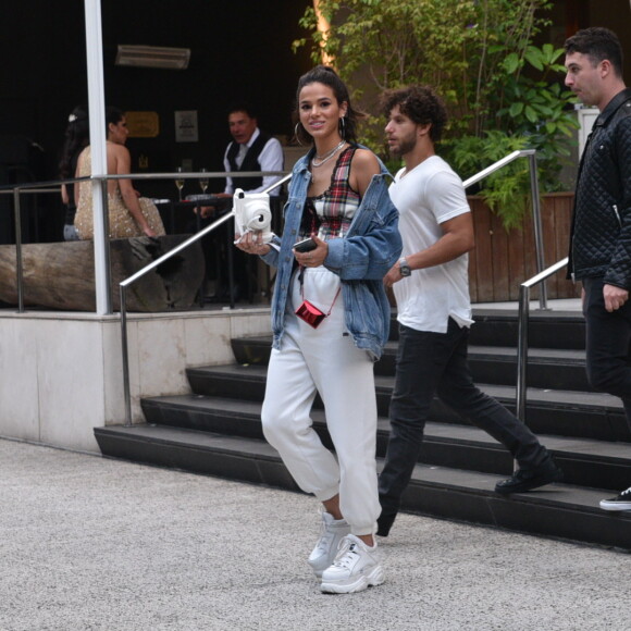 Bruna Marquezine usou um porta cartão de crédito da grife Rosa Chá para levar os seus pertences