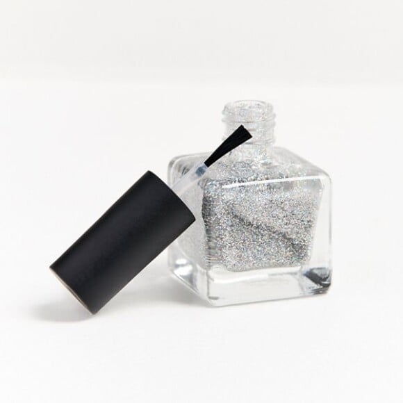 Esmalte com glitter do site Urban Outfitters pode ser encontrado por $5, R$ 19 aproximadamente