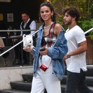 Bruna Marquezine completou produção com look descolado: cropped xadrez, calça bomber, chunck sneakers e jaqueta jeans