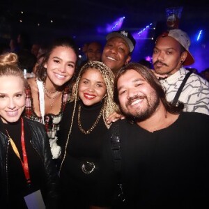 Bruna Marquezine se divertiu na companhia de amigos na gravação do novo DVD de Ivete Sangalo