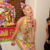 Miley Cyrus usa look estiloso para ir à desfile na Semana de Moda de Nova York