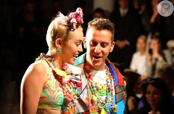 Usando look supercolorido, Miley Cyrus cruza passarela da Semana de Moda de Nova York