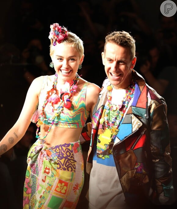 Miley Cyrus desfila ao lado do estilista Jeremy Scott na Semana de Moda de Nova York, em 10 de setembro de 2014