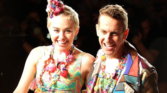 Miley Cyrus desfila ao lado do estilista Jeremy Scott na Semana de Moda de NY