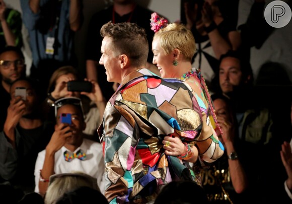 Miley Cyrus subiu à passarela de improviso, já que era convidada do estilista para assistir ao desfile