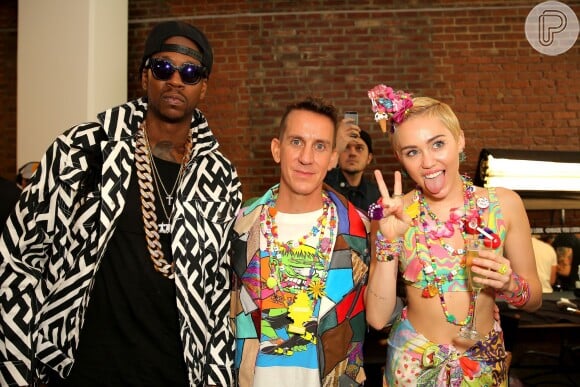 Miley Cyrus posa com estilista Jeremy Scott e rapper 2 Chainz