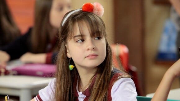 Foto: Filipa (Bela Fernandes) cria o 'Jogo do Demente' e faz Poliana  (Sophia Valverde) chorar na sala de aula, na novela 'As Aventuras de Poliana'  - Purepeople