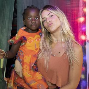 Filha de Ewbank e Gagliasso, Títi reage ao ver pais em propaganda: 'Cadê eu?'