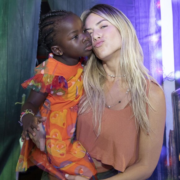'Gostou filha?', perguntou a Giovanna Ewbank. 'Eu quero aparecer', reclamou a herdeira. 'Ah, você quer aparecer na propaganda também? Ela quer aparecer ali também, falou: 'cadê eu?', explicou a loira