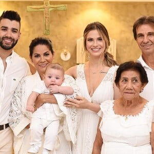 Andressa Suita e Gusttavo Lima receberam a família no batizado do filho caçula