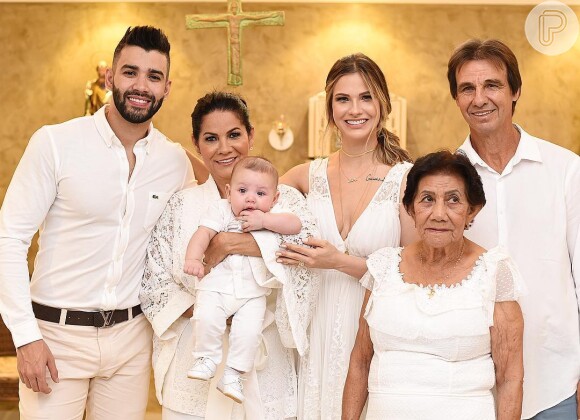Andressa Suita e Gusttavo Lima receberam a família no batizado do filho caçula