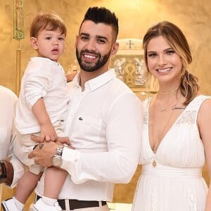 Filho mais velho de Gusttavo Lima e Andressa Suita compareceu no batizado do irmão