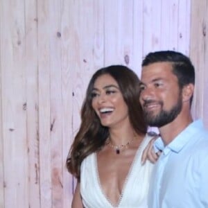 Juliana Paes brincou sobre a relação do marido, Carlos Eduardo Baptista, com a folia: 'Meu marido tenta, mas não consegue não me afastar da Sapucaí'