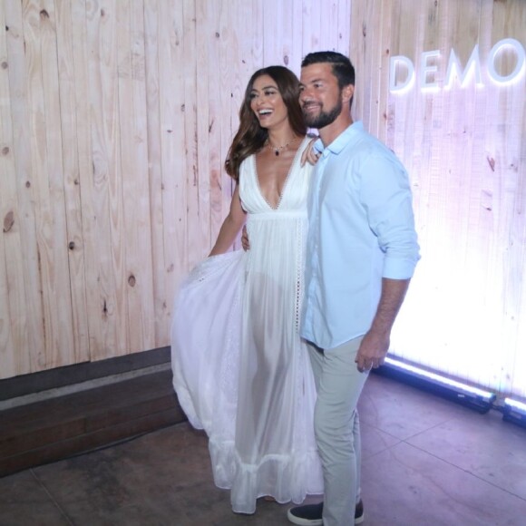 Juliana Paes brincou sobre a relação do marido, Carlos Eduardo Baptista, com a folia: 'Meu marido tenta, mas não consegue não me afastar da Sapucaí'