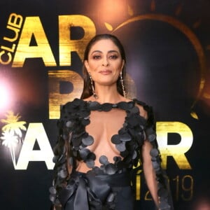 Juliana Paes usou vestido Gloria Coelho para prestigiar a noite em que recebeu a faixa de musa do Camarote Club Arpoador