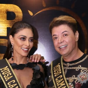 Juliana Paes posa com a faixa de musa do Camarote Club Arpoador ao lado do promoter David Brazil, que recebeu a faixa de muso do mesmo camarote