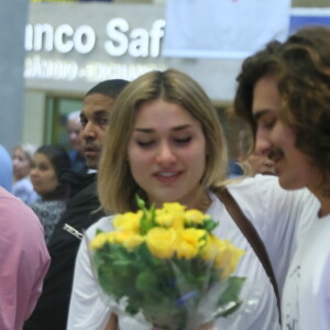 Em sua passagem anterior pelo Rio, Sasha recebeu flores do namorado, Bruno Montaleone