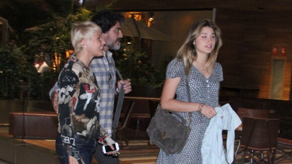 Xuxa passeia em shopping ao lado de Sasha e do namorado, Junno Andrade, no Rio