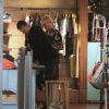 Xuxa Meneghel compra roupas ao lado do namorado, Junno Andrade, e da filha, Sasha
