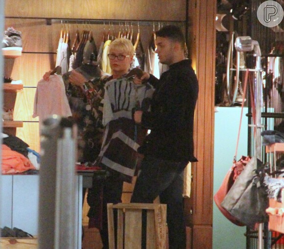 Xuxa Meneghel escolhe roupas em shopping durante passeio com Junno Andrade e Sasha