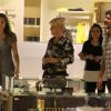 Xuxa Meneghel compra roupas ao lado do namorado, Junno Andrade, e da filha, Sasha