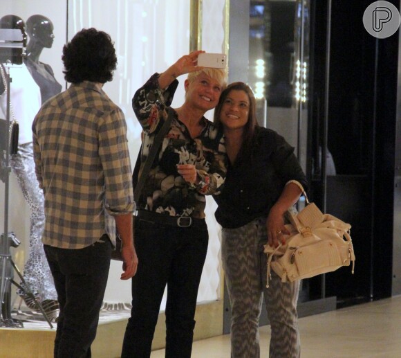 Xuxa Meneghel faz selfie com fã sob os olhares do namorado, Junno Andrade