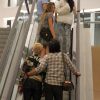Xuxa passeia com Junno Andrade e Sasha sobe escada rolante à frente do casal