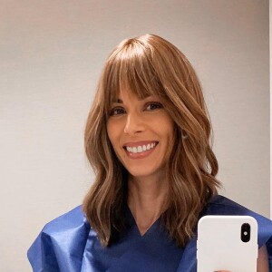 Ana Furtado posa sorridente para selfie
