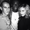 Madonna posa ao lado de Jeremy Scott e Loic Mabanza 