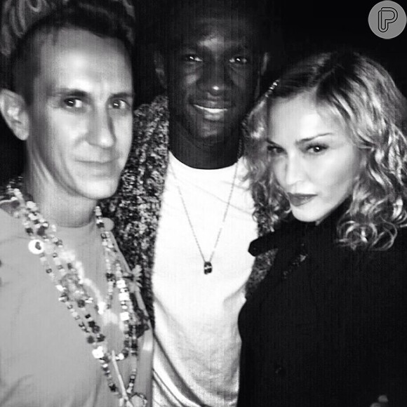 Madonna posa ao lado de Jeremy Scott e Loic Mabanza 