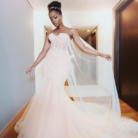 Para a cerimônia, Iza escolheu um vestido estilo sereia