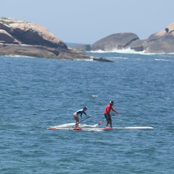 Isabella Santoni e namorado, Caio Vaz, foram de São Conrado à Barra da Tijuca em stand-up paddle