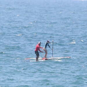 Isabella Santoni e namorado, Caio Vaz, demonstraram parceria em alto mar ao fazer a travessia de stand-up paddle