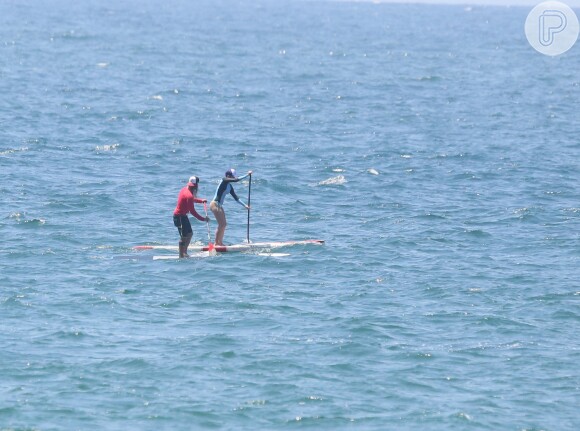 Isabella Santoni e namorado, Caio Vaz, demonstraram parceria em alto mar ao fazer a travessia de stand-up paddle