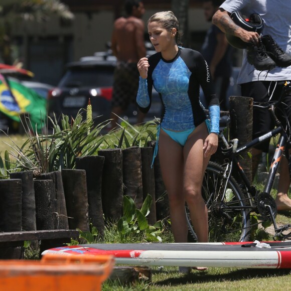 Isabella Santoni terminou a travessia feita com o namorado na Barra da Tijuca