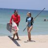 Ao descerem na praia da Barra da Tijuca, Isabella Santoni e o namorado, Caio Vaz, se dividiram para levar o equipamento para a areia