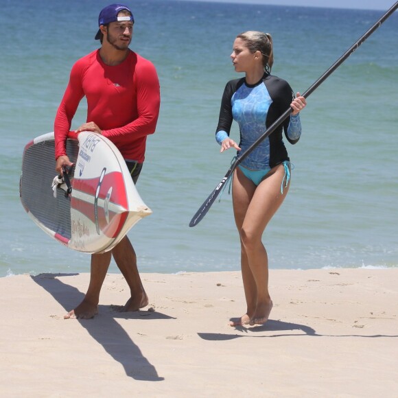 Ao descerem na praia da Barra da Tijuca, Isabella Santoni e o namorado, Caio Vaz, se dividiram para levar o equipamento para a areia