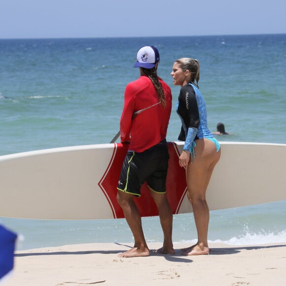 Isabella Santoni e o namorado, Caio Vaz, conversam após deixar o mar