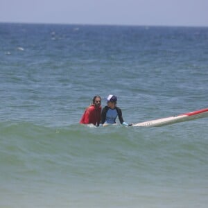 Isabella Santoni e namorado, Caio Vaz, desceram da prancha na praia da Barra da Tijuca