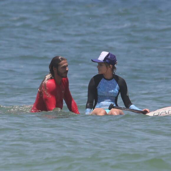 Casal aventureiro! Isabella Santoni e namorado, Caio Vaz, fazem travessia em stand up paddle nesta segunda-feira, dia 17 de dezembro de 2018