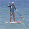Isabella Santoni mostrou equilíbrio ao praticar o esporte aquático com o namorado